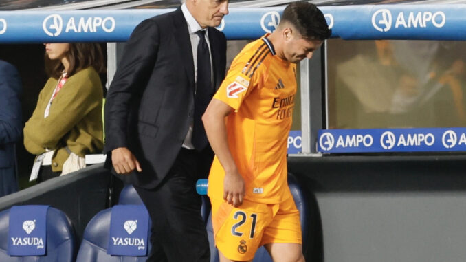 El centrocampista del Real Madrid Brahim Díaz sale del terreno de juego lesionado este sábado, en el partido de LaLiga EA Sports, entre la Real Sociedad y el Real Madrid, en el Real Arena de San Sebastián (País Vasco). EFE/ Javi Colmenero
