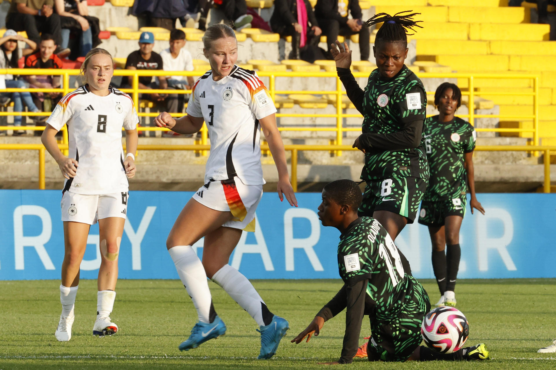 Mathilde  Janzen (2-i) de Alemania disputa el balón con Shukurat OlaShukurat Bak (abajo) de Nigeria en un partido del grupo D de la Copa Mundial Femenina sub-20. EFE/ Mauricio Dueñas Castañeda
