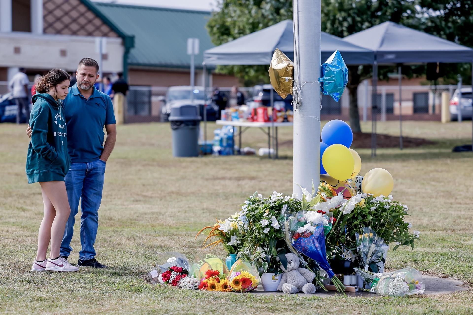 Los dolientes rinden homenaje en un monumento improvisado, un día después del tiroteo mortal en la escuela secundaria Apalachee en Winder, Georgia, EE. UU., el 5 de septiembre de 2024. EFE/EPA/Erik S. Lesser
