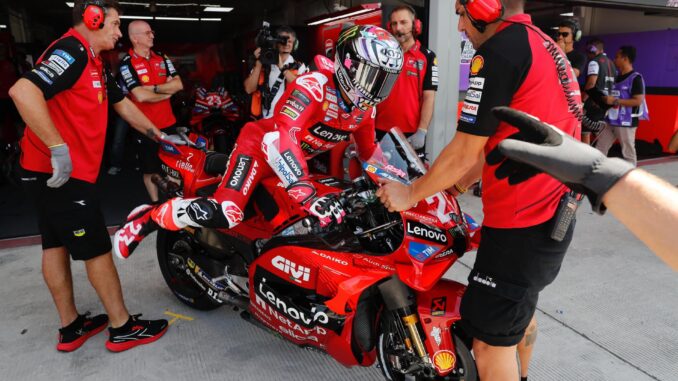 El piloto italiano de Ducati Lenovo Enea Bastianini en acción durante una sesión para el Gran Premio de Motociclismo de Indonesia en el Circuito Internacional Pertamina Mandalika en la isla de Lombok, Indonesia. EFE/EPA/ADIWEDA
