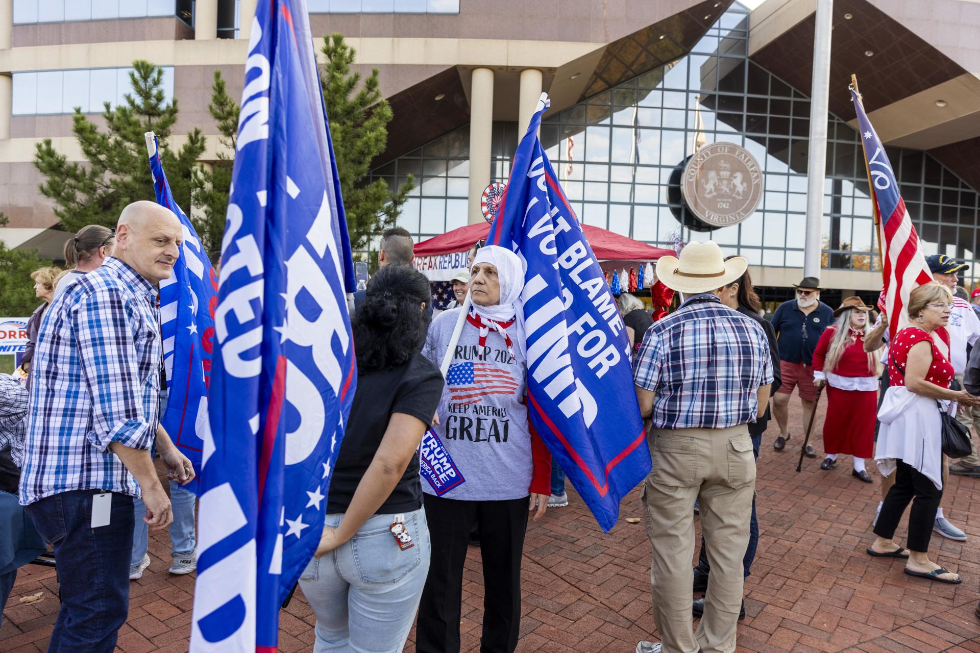 Partidarios de la campaña del candidato presidencial republicano Donald J. Trump participan en la votación anticipada en persona, en el lugar de votación del Centro de Gobierno del Condado de Fairfax en Fairfax, Virginia, EE. UU., este 20 de septiembre de 2024.EFE/EPA/Shawn Thew
