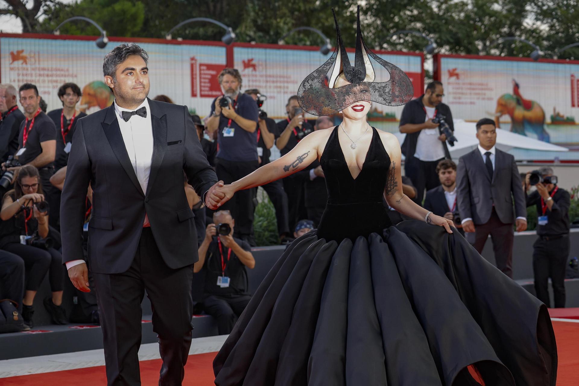 La cantante y actriz estadounidense Lady Gaga (derecha) con Michael Polansky llegan al estreno de 'Joker: Folie a Deux' en el 81 ° Festival Internacional de Cine de Venecia, en Venecia, Italia, el 4 de septiembre de 2024. La película se presenta en la competición oficial 'Venezia 81' del festival que se celebra del 28 de agosto al 7 de septiembre de 2024. (Cine, Italia, Niza, Venecia) EFE/EPA/FABIO FRUSTAC
