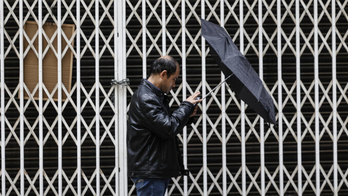 Un hombre camina bajo la lluvia este jueves en Valencia. EFE/Biel Aliño
