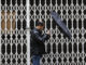 Un hombre camina bajo la lluvia este jueves en Valencia. EFE/Biel Aliño