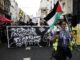 Una mujer enarbola una bandera palestina en la manifestación convocada en París por partidos de izquierda para pedir la dimisión del presidente francés. Enmanuel Macron (Protestas, Francia) EFE/YOAN VALAT