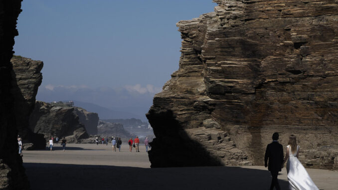 Varios turistas disfrutan de la playa de Las Catedrales, en Lugo (Galicia). EFE/ EEliseo Trigo
