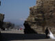 Varios turistas disfrutan de la playa de Las Catedrales, en Lugo (Galicia). EFE/ EEliseo Trigo