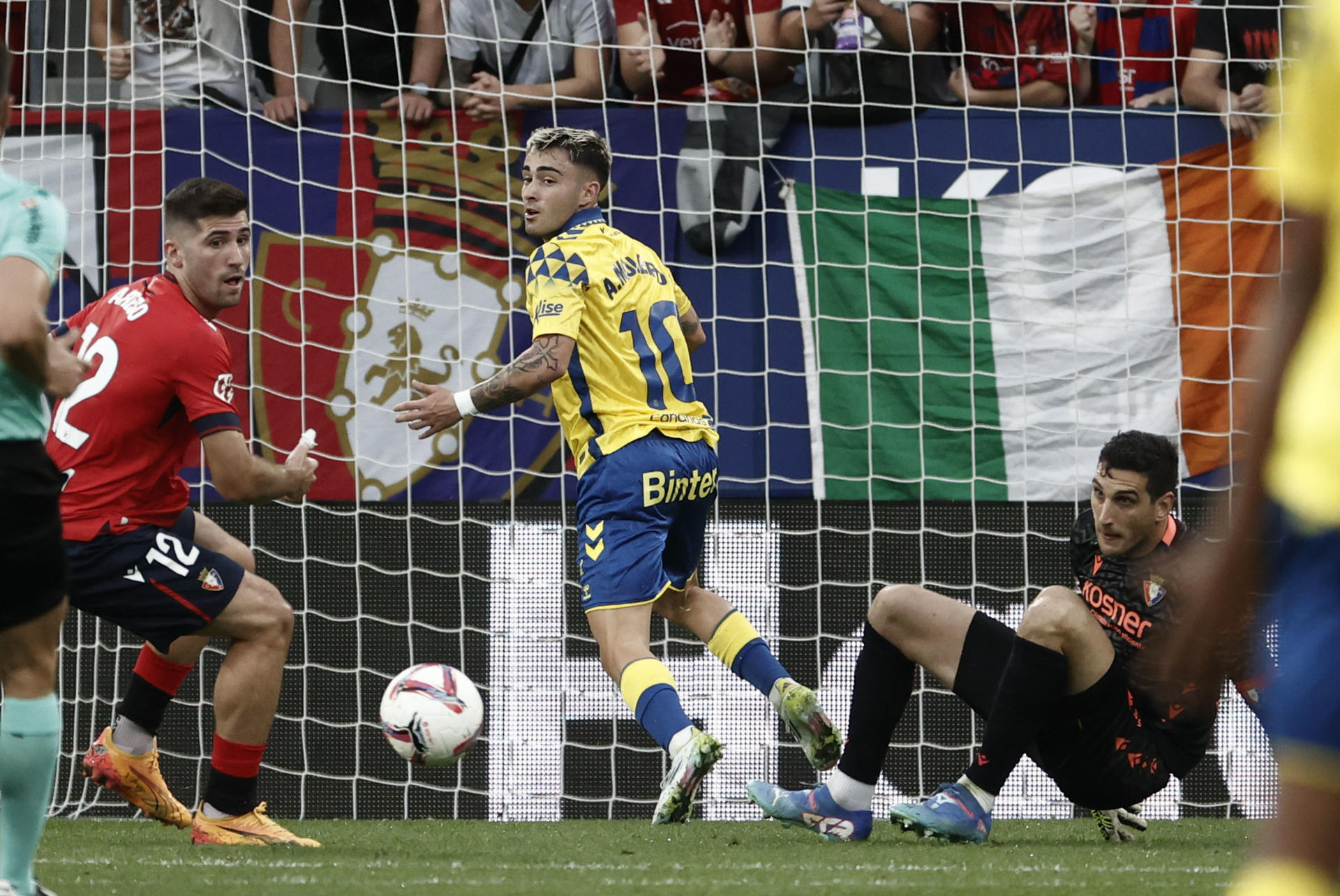 El portero de Osasuna Sergio Herrera y el centrocampista de Las Palmas Alberto Moleiro, durante el partido contra Osasuna, en la jornada 6 de LaLiga en el estadio El Sadar este sábado.-EFE/ Jesús Diges
