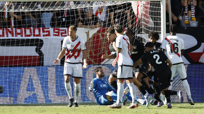 El defensa francés del Rayo Vallecano Florian Lejeune (i) se lamenta tras una acción durante un encuentro correspondiente a la jornada 8 de LaLiga EA Sports disputado este sábado entre el Rayo Vallecano y el Leganes en el Estadio de Vallecas en Madrid. EFE/ J.J.Guillén
