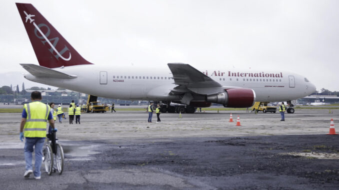 Fotografía cedida por el gobierno de Guatemala de un avión que transporta a los 135 nicaragüenses liberados este jueves, en el Aeropuerto Internacional La Aurora, en la Ciudad de Guatemala (Guatemala).EFE/ Gobierno De Guatemala
