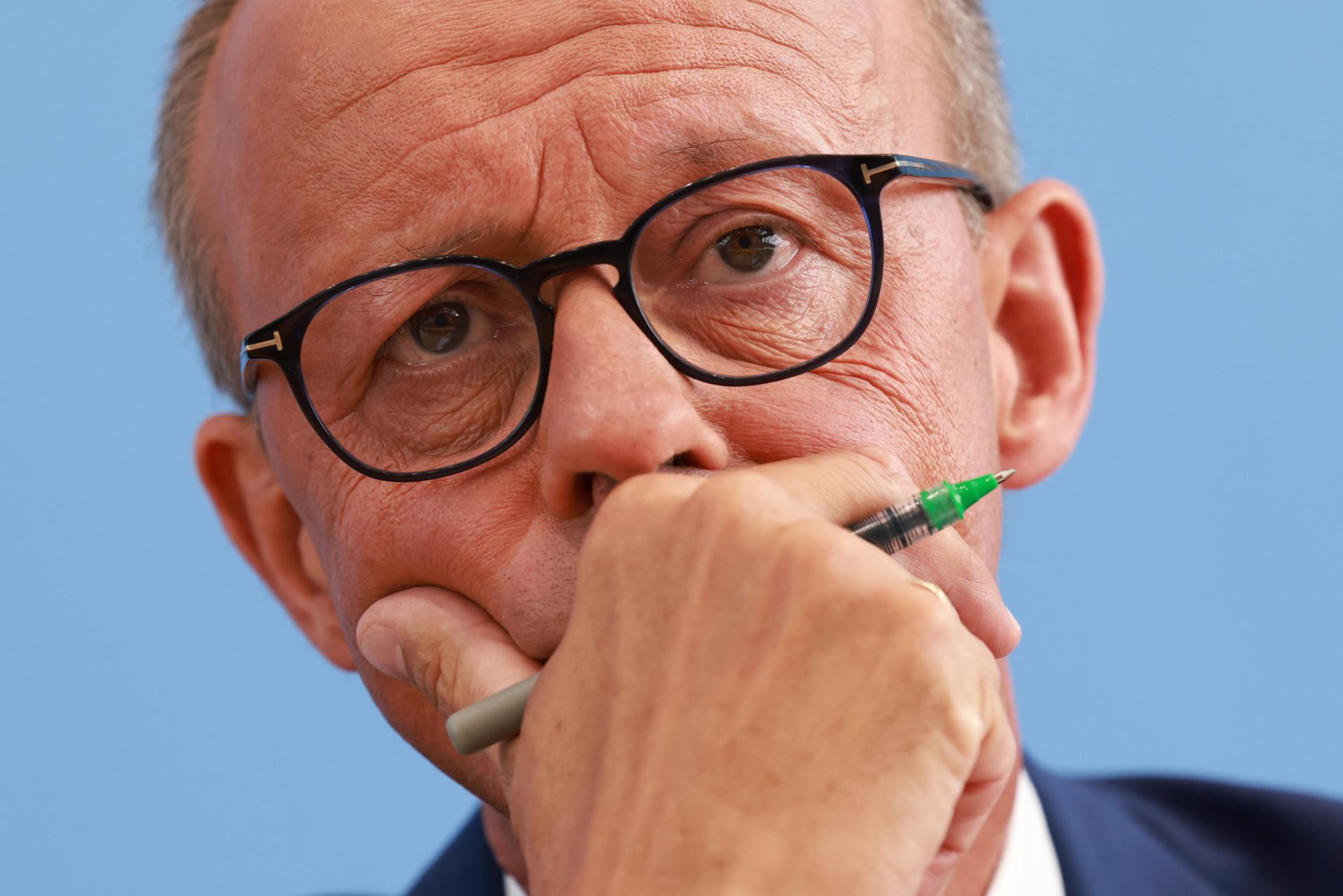 El presidente del partido y facción Unión Demócrata Cristiana (CDU), Friedrich Merz, observa durante una conferencia de prensa en la Conferencia de Prensa Federal (Bundespressekonferenz) en Berlín, Alemania, el 27 de agosto de 2024. El presidente del partido y facción CDU, Friedrich Merz, se dirigió a los medios de comunicación tras una reunión con la canciller alemana ese mismo día. (Alemania) EFE/EPA/CLEMENS BILAN
