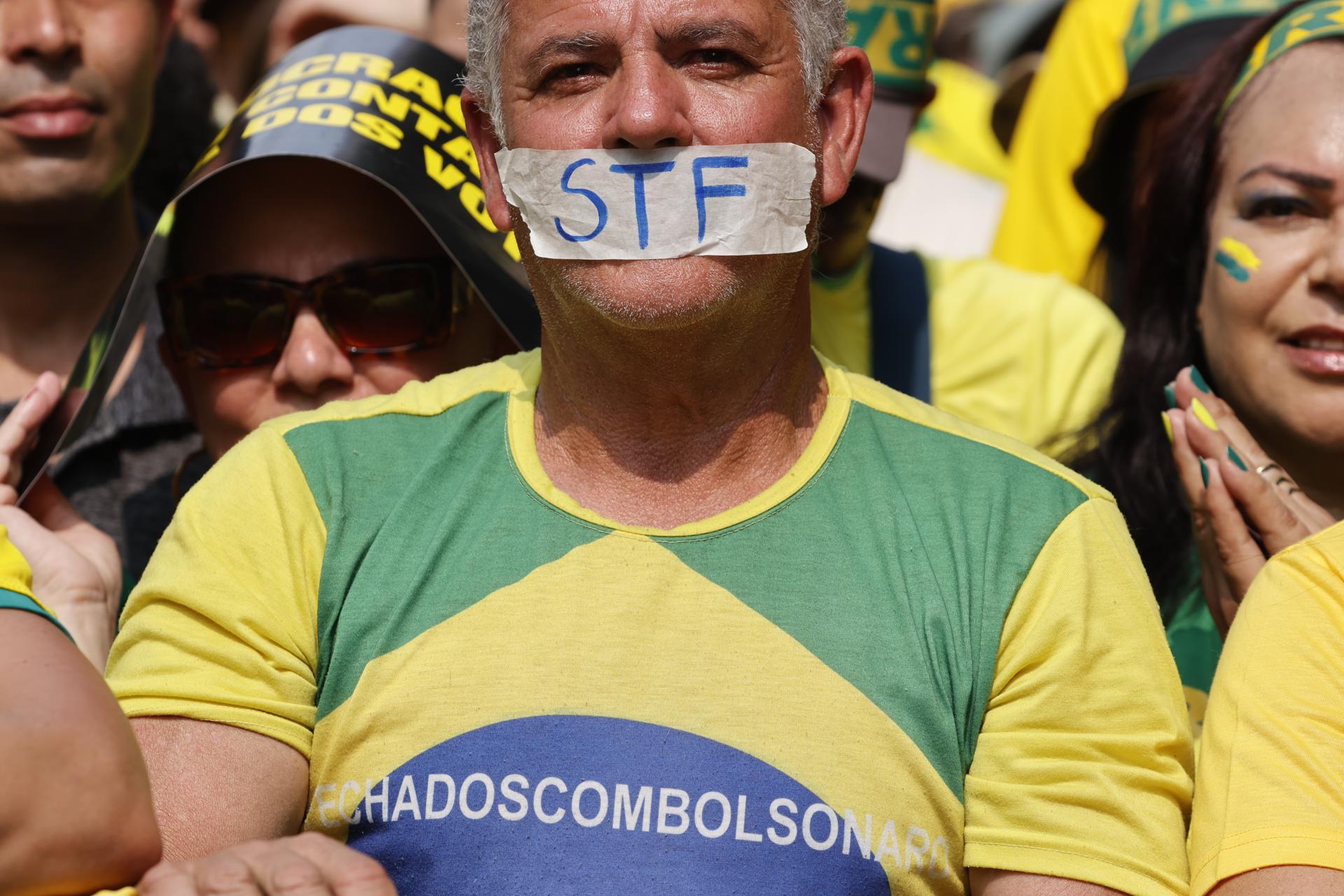 Simpatizantes del expresidente brasileño Jair Bolsonaro participan en una movilización este sábado en la avenida Paulista de Sao Paulo (Brasil). Seguidores de Bolsonaro se concentraron en el corazón de São Paulo para exigir la destitución del juez de la Corte Suprema que suspendió la red social X por los continuos desacatos de Elon Musk. EFE/ Sebastiao Moreira
