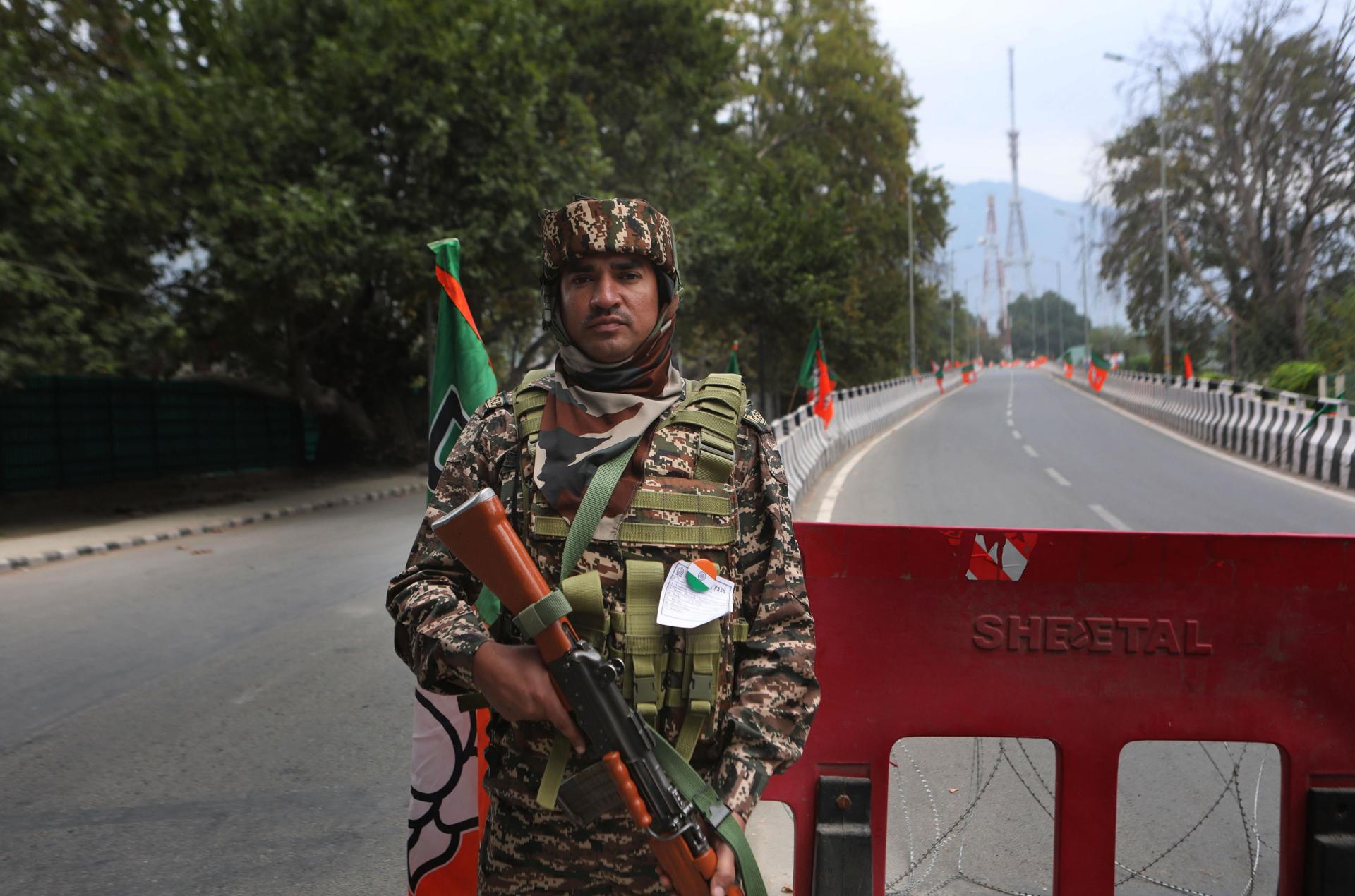 Un soldado indio en la ciudad cachemira de Srinagar, donde se ha reforzado la seguridad ante la visita del primer ministro, Narendra Modi, el 19 de septiembre de 2024. EFE/EPA/FAROOQ KHAN
