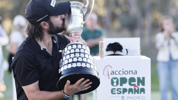 El golfista español Ángel Hidalgo besa el trofeo este domingo, tras su victoria en el Abierto de España que se ha disputado estos cuatro días en el Club de Campo Villa de Madrid. EFE/Sergio Pérez
