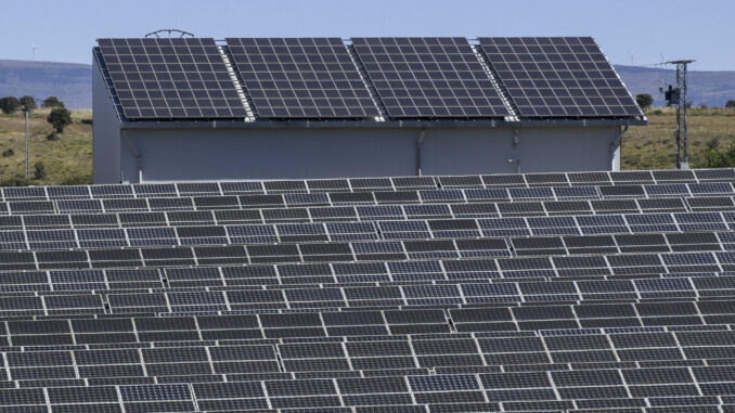 Vista de una instalación de placas solares, en una fotografía de archivo. EFE/Javier Cebollada