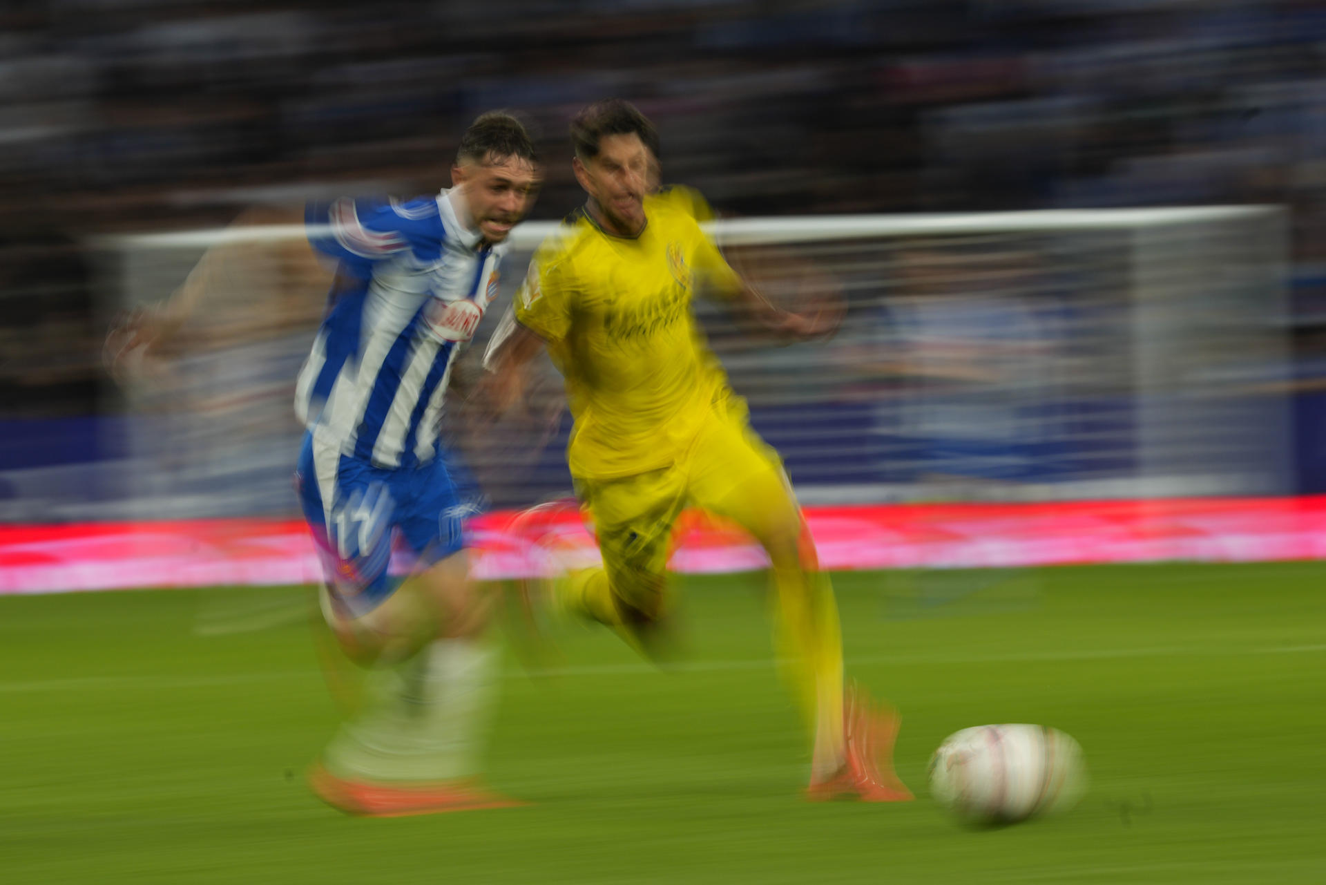 El delantero del Espanyol Jofre (i) pelea una posesión con el defensa del Villarreal Ayoze Pérez durante el partido entre el Espanyol y el Villarreal, en el RCDE Stadium en Barcelona. EFE/ Alejandro García
