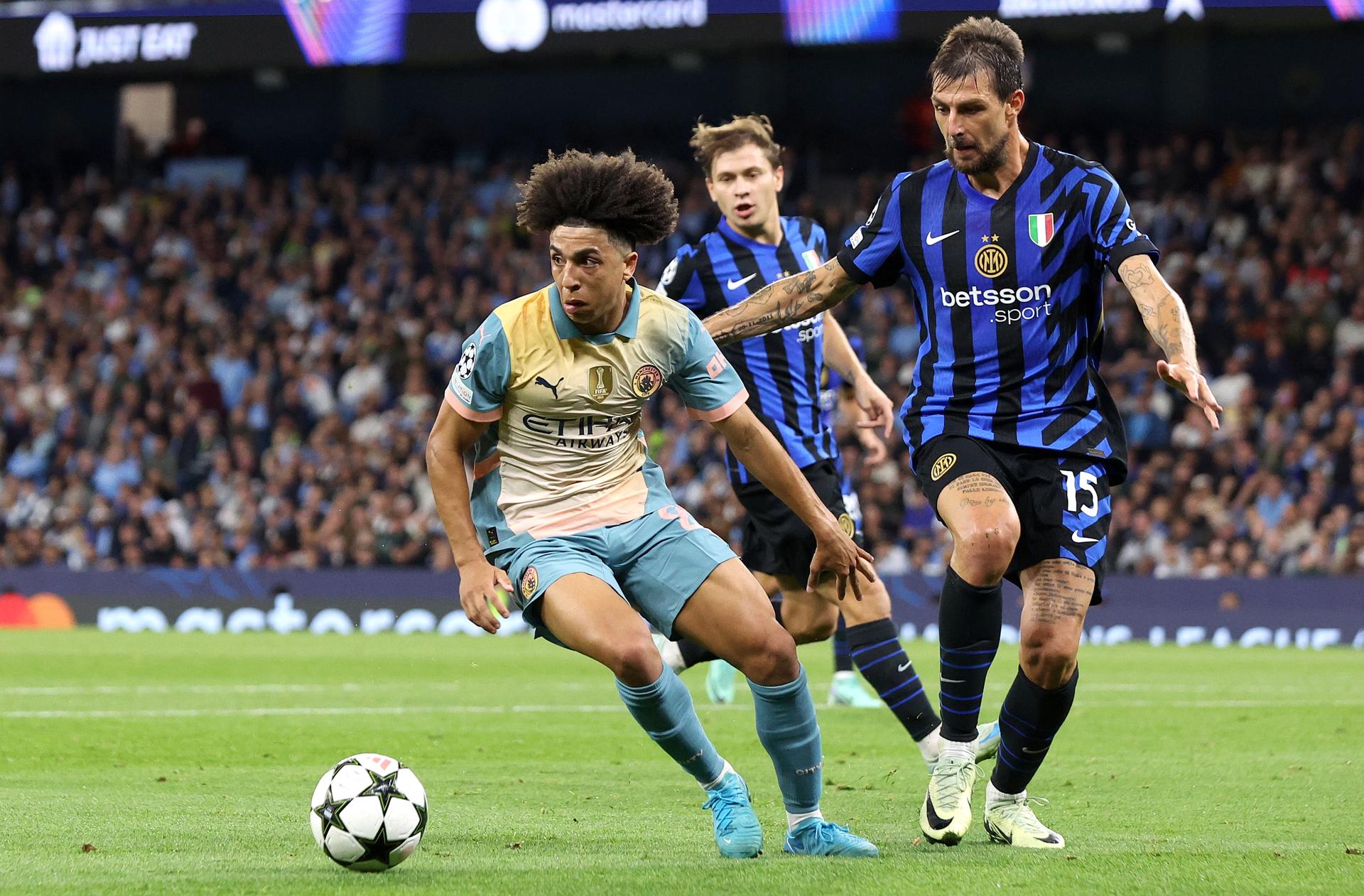 El jugador del City Rico Lewis (I) y el del Inter Francesco Acerbi durante el partido de la UEFA Champions que han jugado Manchester City e Inter en Manchester, Reino Unido EFE/EPA/ADAM VAUGHAN
