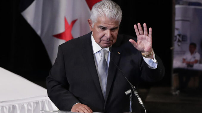 Fotografía de archivo del presidente de Panamá, José Raúl Mulino, en el acto donde fue proclamado presidente en Ciudad de Panamá (Panamá). EFE/ Bienvenido Velasco
