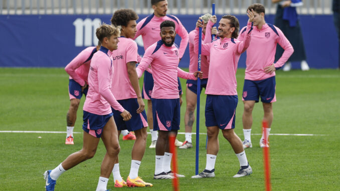 Los jugadores del Atlético de Madrid, durante el entrenamiento, con Lemar dentro del grupo. EFE/Rodrigo Jiménez
