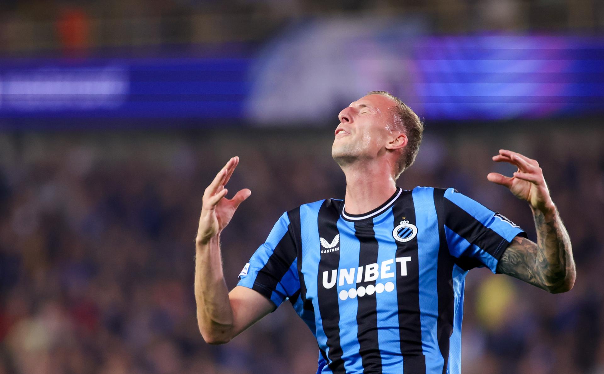 El jugador del brujas Gustaf Nilsson durante el partido de la UEFA Champions League que han jugado Brujas y Borussia Dortmund en Brujas, Bélgica EFE/EPA/OLIVIER MATTHYS
