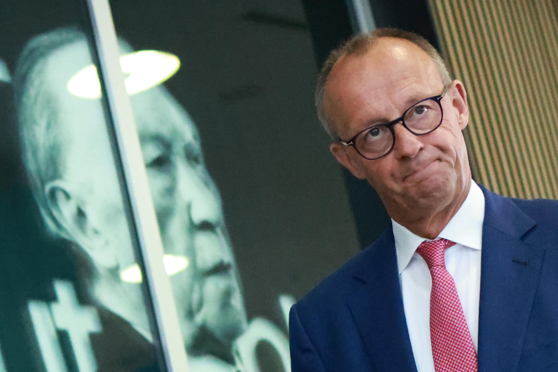 El presidente del partido y facción Unión Demócrata Cristiana (CDU), Friedrich Merz, llega a una conferencia de prensa en la sede de los demócratas cristianos, Konrad-Adenauer-Haus, en Berlín, Alemania, el 2 de septiembre de 2024. El partido de extrema derecha Alternativa para Alemania (AfD) ha conseguido el primer puesto en las elecciones regionales de Turingia y en Sajonia se sitúa en segundo lugar, sólo por detrás de la CDU. Desde 1945 ningún partido alemán de extrema derecha había sido número uno en unas elecciones. Es probable que sea difícil formar un gobierno estable en ambos estados federales. La AfD pretende estar en el gobierno, pero los demás partidos rechazan una coalición con ella. (Elecciones, Alemania) EFE/EPA/CLEMENS BILAN
