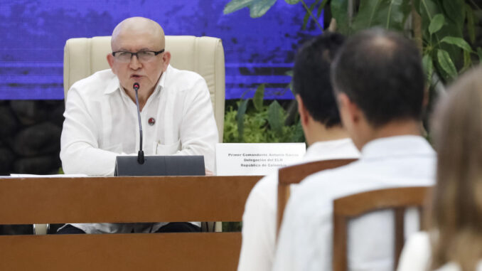 Fotografía de archivo del 9 de junio de 2023 del jefe máximo de la guerrilla del ELN, Antonio García, hablando durante el cierre de la tercera ronda de conversaciones de paz, en La Habana (Cuba). EFE/ Ernesto Mastrascusa
