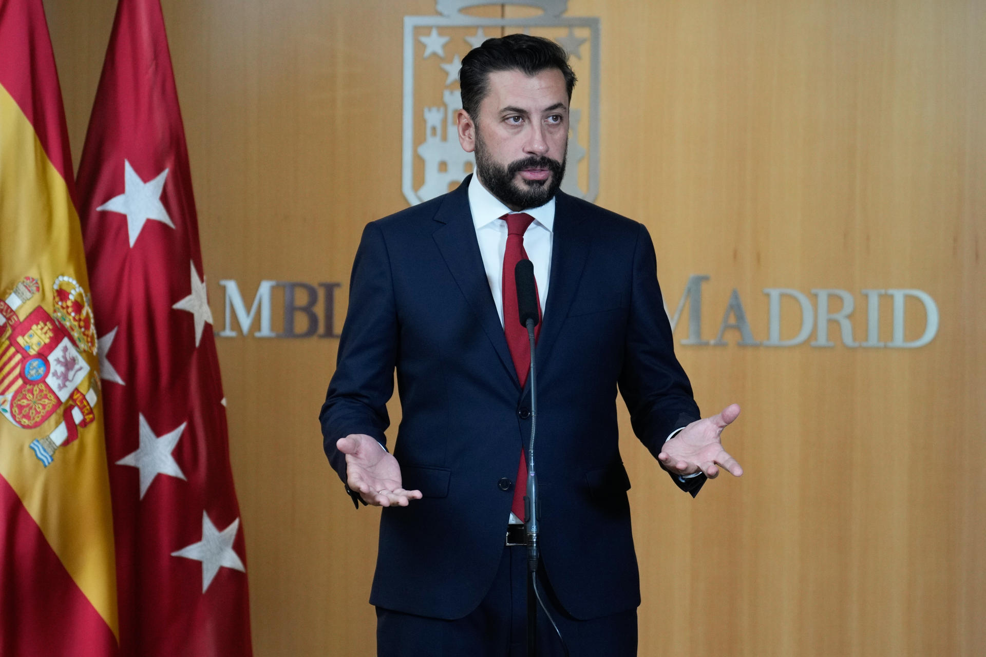 La portavoz del PP, Carlos Díaz-Pache, en rueda de prensa ofrecida en el marco del pleno celebrado este jueves en la Asamblea de Madrid. EFE/Borja Sánchez-Trillo
