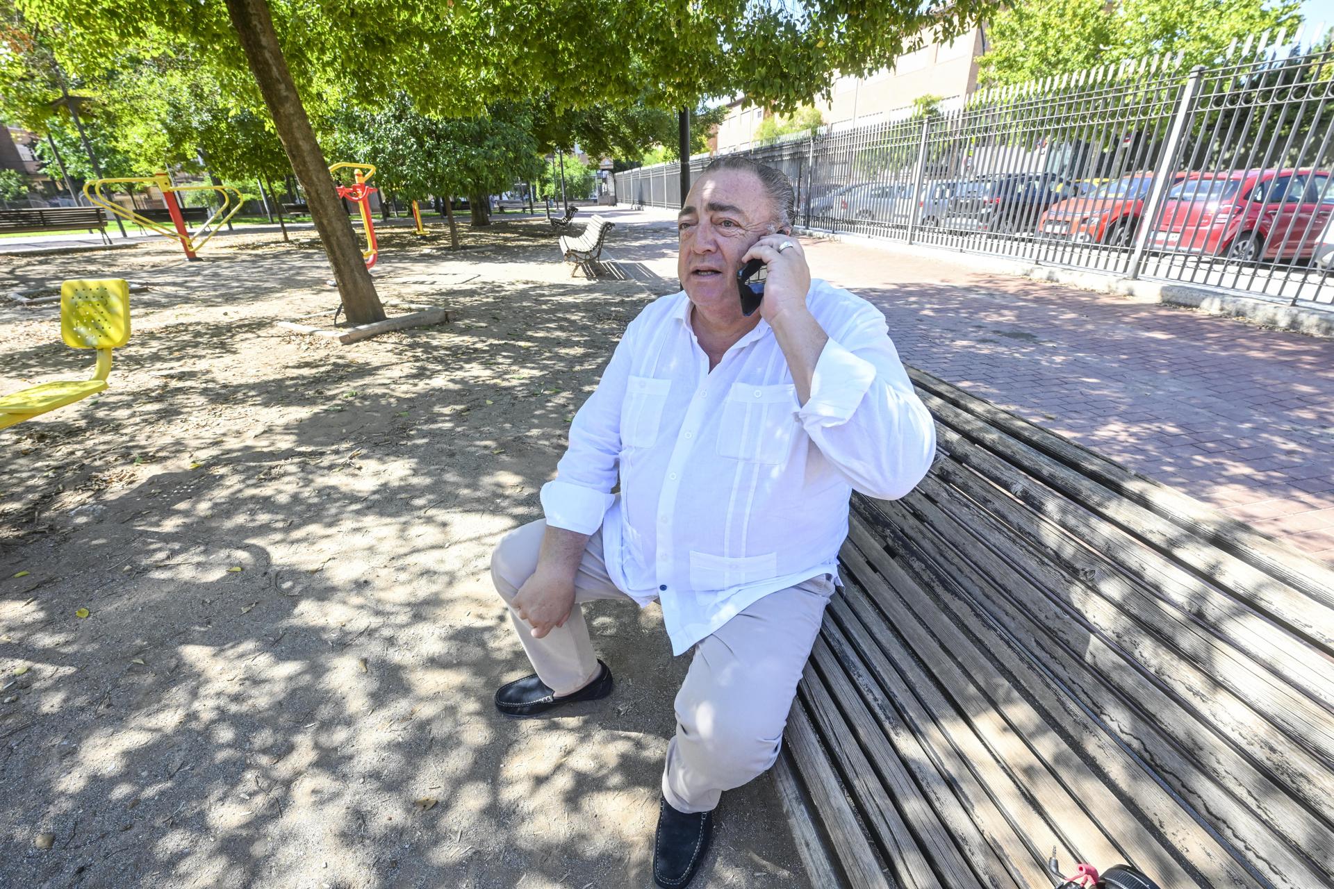 Francisco Rodríguez Campos es un hostelero de Granada, el capataz de una de las hermandades de esta capital andaluza y el protagonista de una historia de anuncio, esa que lo ha convertido sin saberlo en la imagen de una marca que no conoce en un país al que nunca ha ido. EFE/ Miguel Ángel Molina
