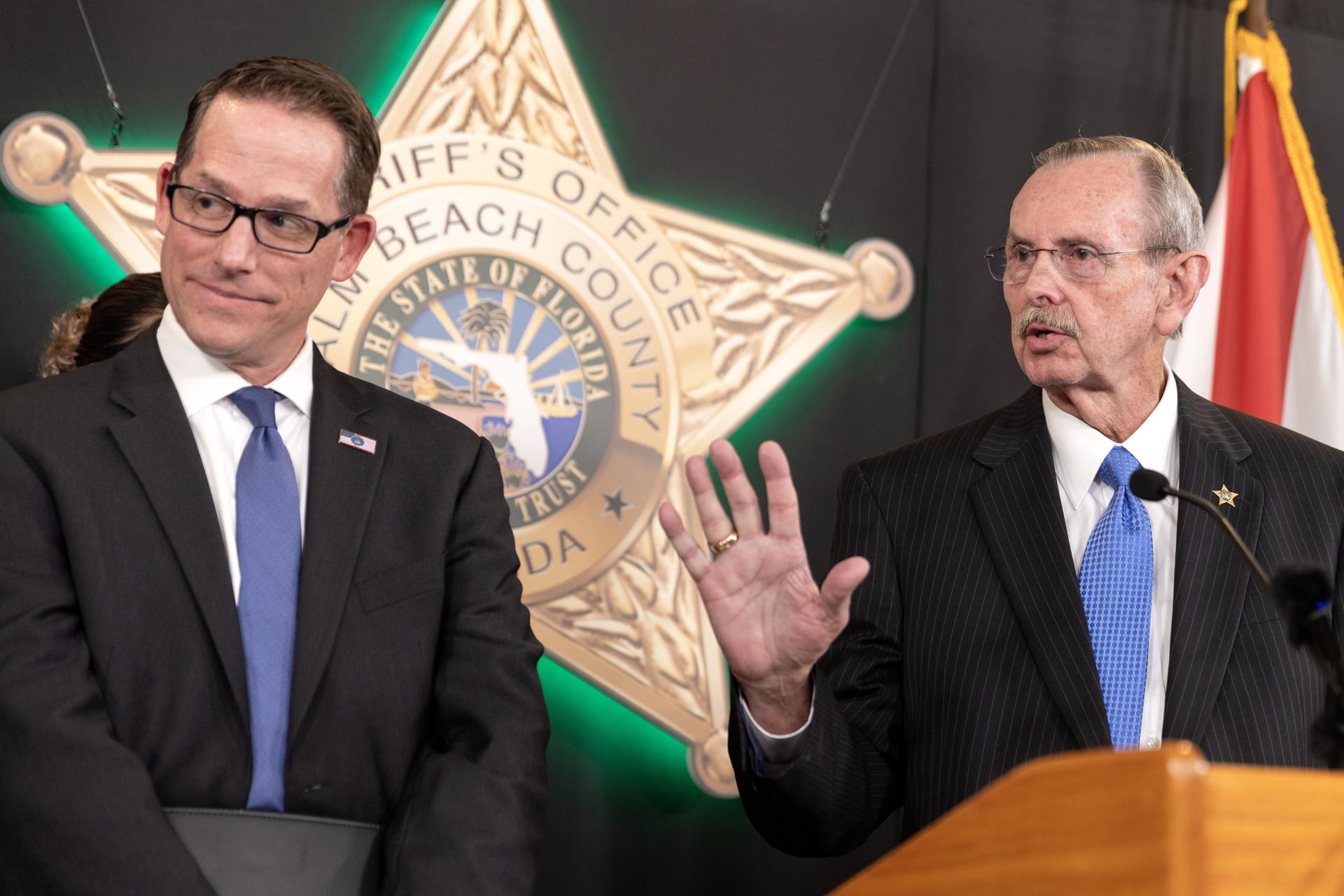 El sheriff Ric Bradshaw (d) del condado de Palm Beach habla junto al agente especial a cargo Jeffrey B. Veltri (i) de la oficina de campo del FBI en Miami, durante una conferencia de prensa sobre el intento de asesinato del expresidente Donald Trump. EFE/EPA/CRISTOBAL HERRERA-ULASHKEVICH
