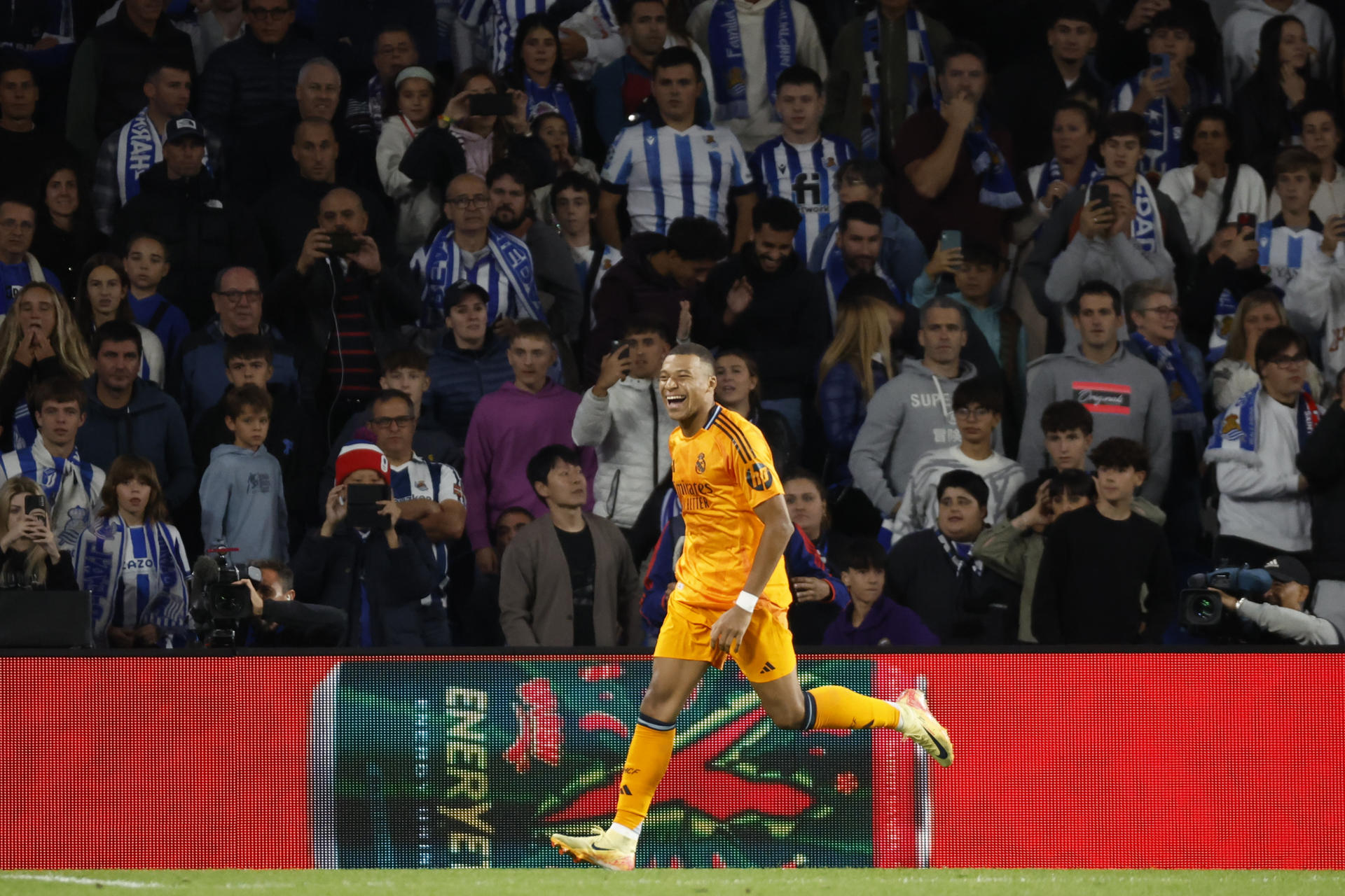 El delantero del Real Madrid Kylian Mbappé celebra su gol durante el partido de la quinta jornada de LaLiga EA Sports entre la Real Sociedad y el Real Madrid, este sábado en el Real Arena de San Sebastián (País Vasco). EFE/Juan Herrero
