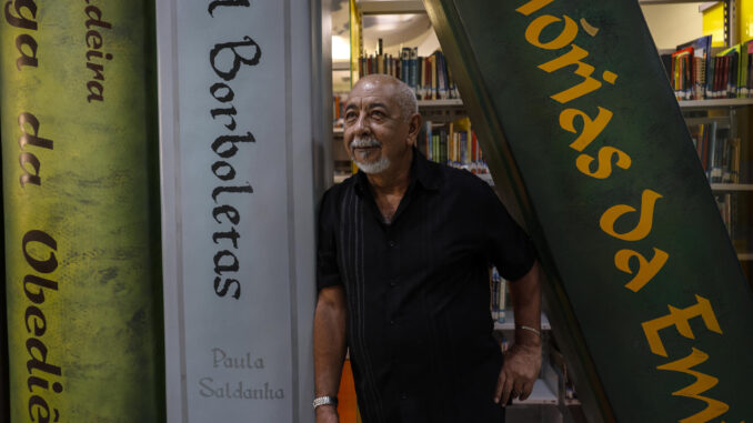 El escritor cubano Leonardo Padura, premio Príncipe de Asturias de las Letras, posa durante una entrevista con EFE este miércoles, en Río de Janeiro (Brasil). EFE/ Antonio Lacerda
