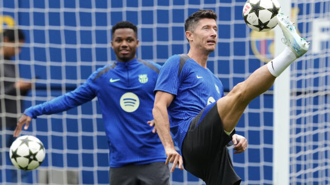 Los jugadores del FC Barcelona, Robert Lewandowski y Ansu Fati (i), durante el entrenamiento que el equipo azulgrana ha realizado este miércoles en el estadio Johan Cruyff antes de viajar a Mónaco donde mañana debutan en la Liga de Campeones ante el AC Monaco. EFE/Alejandro García
