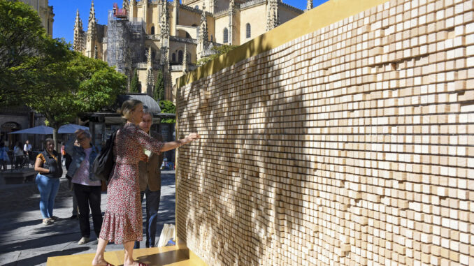 Imagen de la Instalación 'Desaparece el Muro de Berlín' en conmemoración de los 35 años de la caída del Muro de Berlín dentro del marco de El Hay Festival Segovia. EFE/Pablo Martín
