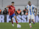 Rodrigo de Paul (d) de Argentina disputa un balón con Marcelino Núñez de Chile en un partido de las eliminatorias sudamericana para el Mundial 2026. EFE/ STR