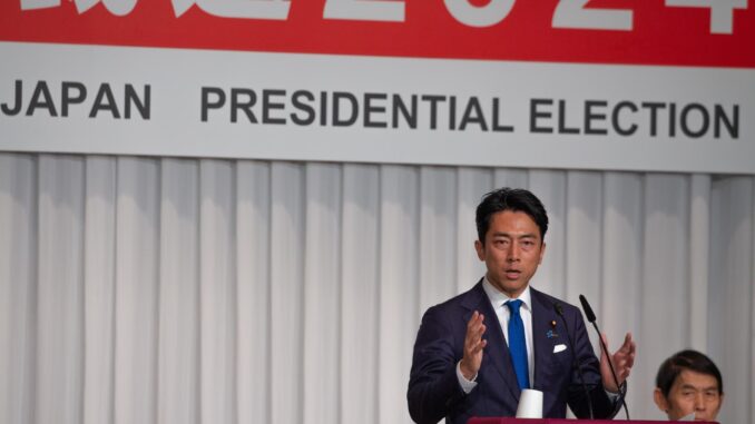 El político nipón Shinjiro Koizumi, aspirante a ocupar la presidencia del gobernante Partido Liberal Democrático (PLD) de Japón, en un evento de su campaña en Tokio. EFE/EPA/Yue Chenxing/POOL
