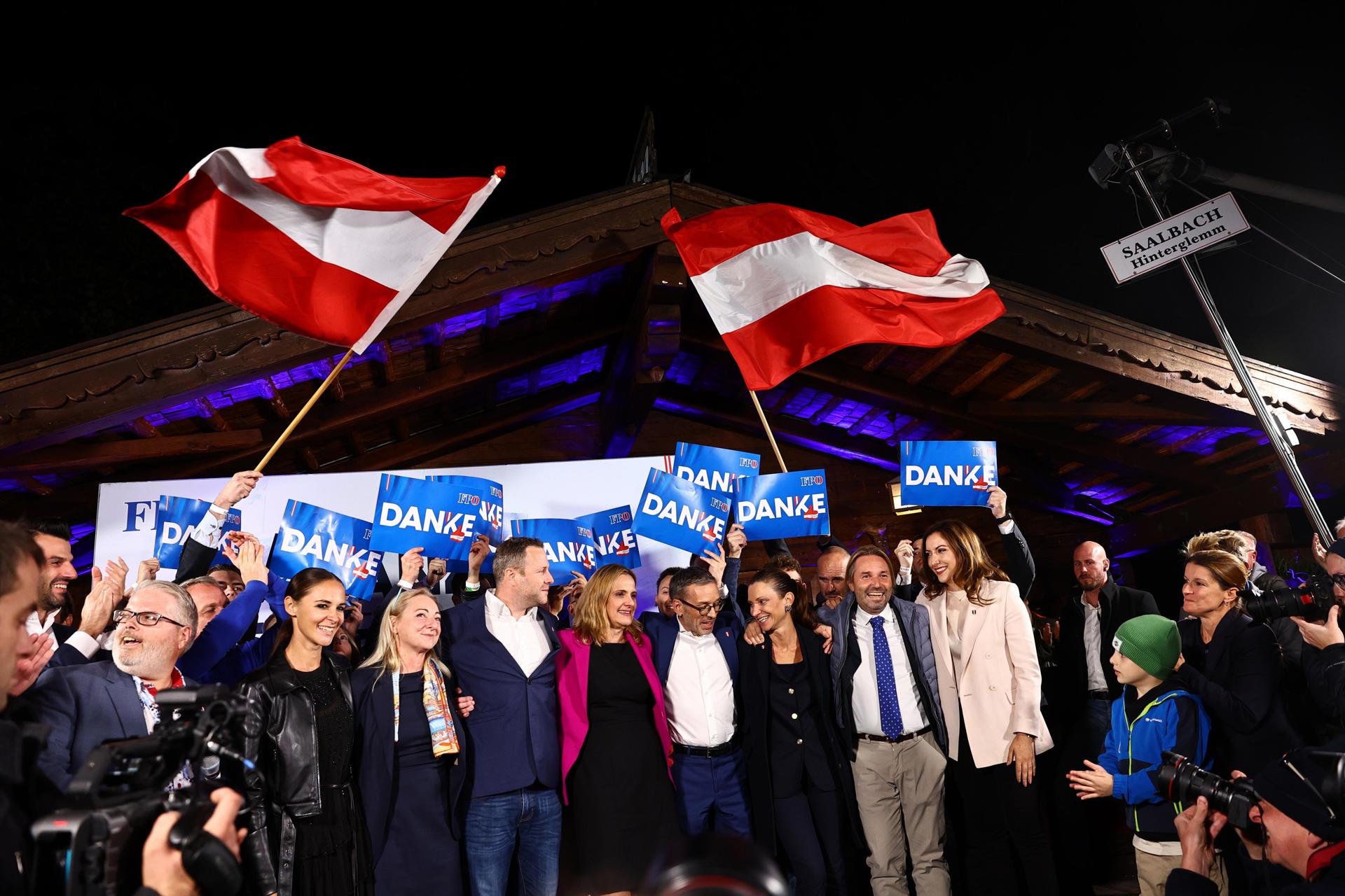 El ultraderechista Herbert Kickl, líder del partido liberal de Austria FPÖ, celebra el resultado electoral de su partido, el 29 de septiembre de 2024. EFE/EPA/FILIP SINGER
