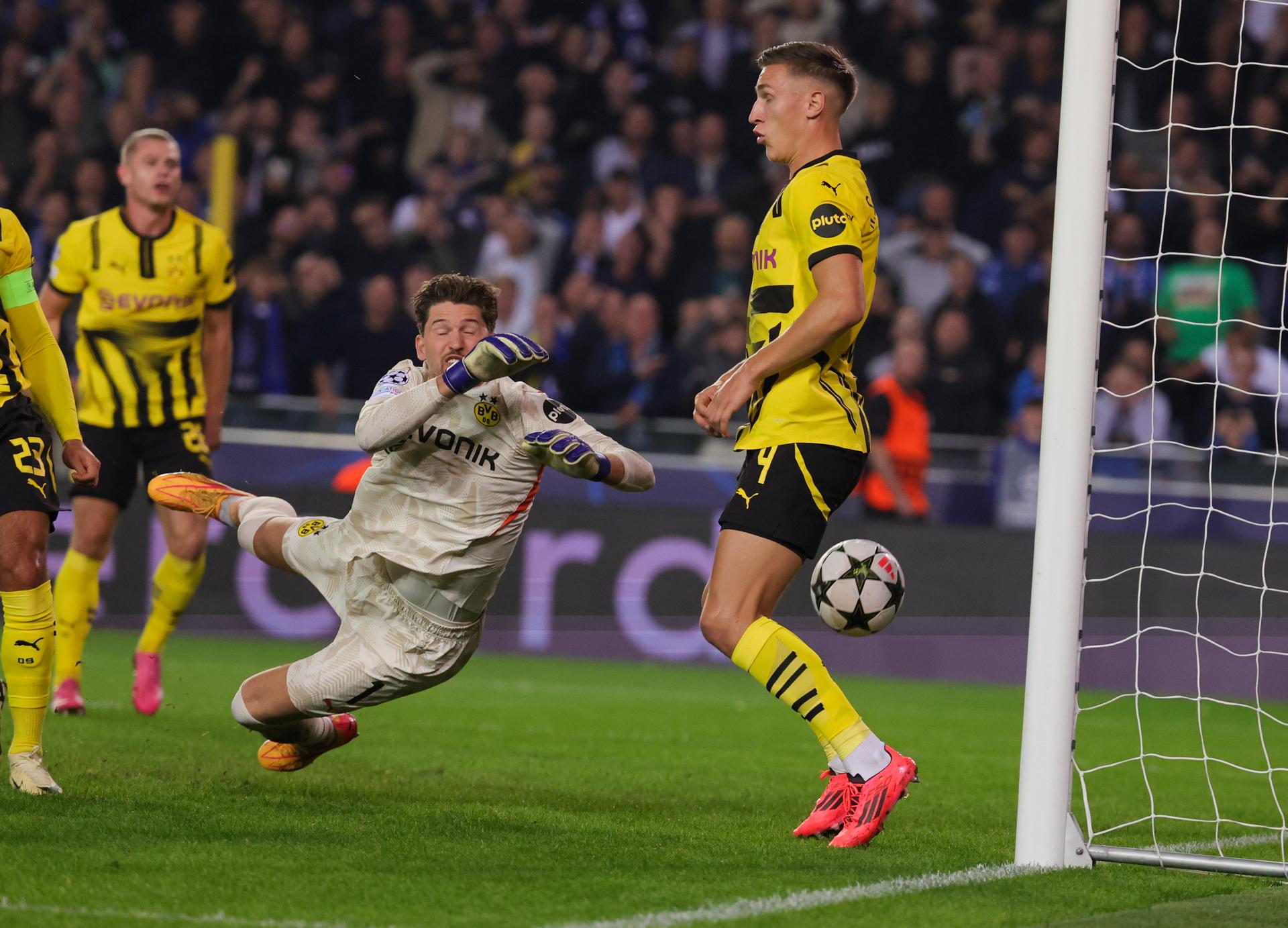 El protero del Dortmund Gregor Kobel (2-d) durante el partido de la UEFA Champions League que han jugado Brujas y Borussia Dortmund en Brujas, Bélgica EFE/EPA/OLIVIER MATTHYS
