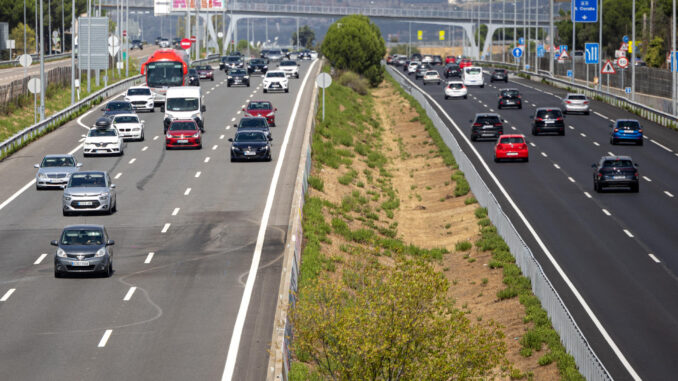 Lugar donde se ha producido este domingo un choque frontal que ha causado tres muertos y dos heridos graves en el kilómetro 20 de la A-6, en sentido de entrada a Madrid, provocado por un vehículo que circulaba en sentido contrario y que ha chocado contra otro turismo y una moto. EFE/Daniel González
