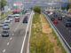 Lugar donde se ha producido este domingo un choque frontal que ha causado tres muertos y dos heridos graves en el kilómetro 20 de la A-6, en sentido de entrada a Madrid, provocado por un vehículo que circulaba en sentido contrario y que ha chocado contra otro turismo y una moto. EFE/Daniel González