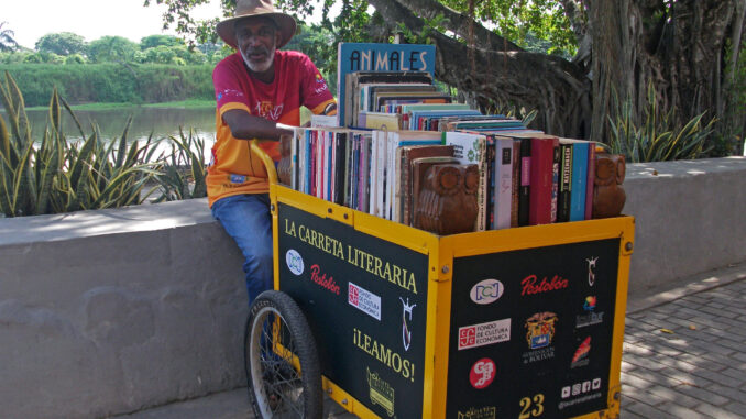 El librero Martín Murillo posa junto al río Magdalena este martes, en Mompox (Colombia). Murillo dejó la venta ambulante de refrescos en las plazas de la turística Cartagena de Indias para viajar por todo el departamento de Bolívar (norte) con su "carreta literaria", llevando la lectura hasta los colegios más remotos. EFE/ Eva García
