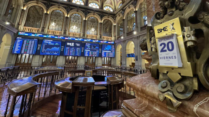 Vista general del parqué de la Bolsa de Madrid este viernes, que cierra con pérdidas del 0,21 % y se aleja de los 11.800 puntos, para situarse en los 11.753,3 enteros. EFE/ Ana Bornay
