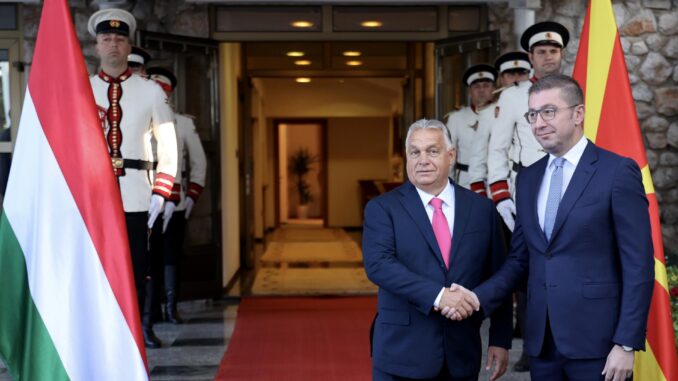 El primer ministro de Macedonia del Norte, Hristijan Mickoski (dch), y el primer ministro húngaro, Viktor Orban, se estrechan la mano antes de su reunión en Ohrid, República de Macedonia del Norte, el 27 de septiembre de 2024. EFE/EPA/GEORGI LICOVSKI
