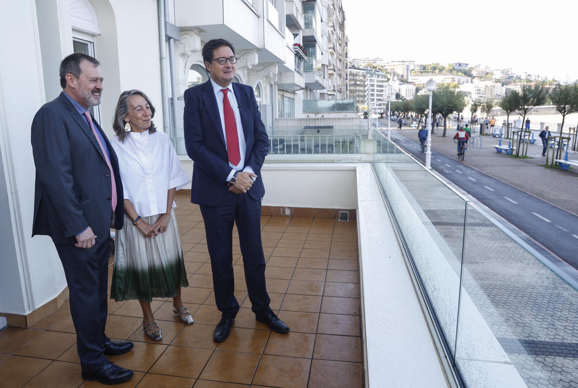 El ministro para la Transformación Digital y de la Función Pública, Óscar López (d), visita este sábado una oficina de Acelera Pyme en San Sebastián acompañado de la delegada del Gobierno en el País Vasco, Marisol Garmendia (c), y del decano de Ingenieros Industriales de Gipuzkoa, Asier Anacabe (i). EFE/Juan Herrero.
