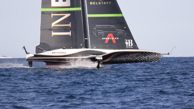 El velero INEOS Britannia compite en las semifinales de la Copa Louis Vuitton o Torneo de Desafiantes de la Copa del América, en la que el INEOS Britannia, vencedor de la liguilla de clasificación, se enfrenta al Alinghi Red Bull Racing suizo, cuarto, mientras que el Luna Rossa Prada Pirelli italiano, segundo, lucha con el American Magic estadounidense, tercero. EFE/ Toni Albir
