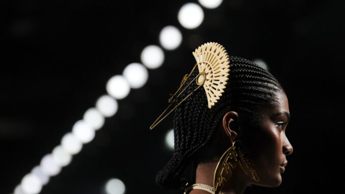 Una modelo luce una creación de Dolores Cortés en la Mercedes-Benz Madrid Fashion Week este sábado. EFE/ Borja Sánchez-trillo
