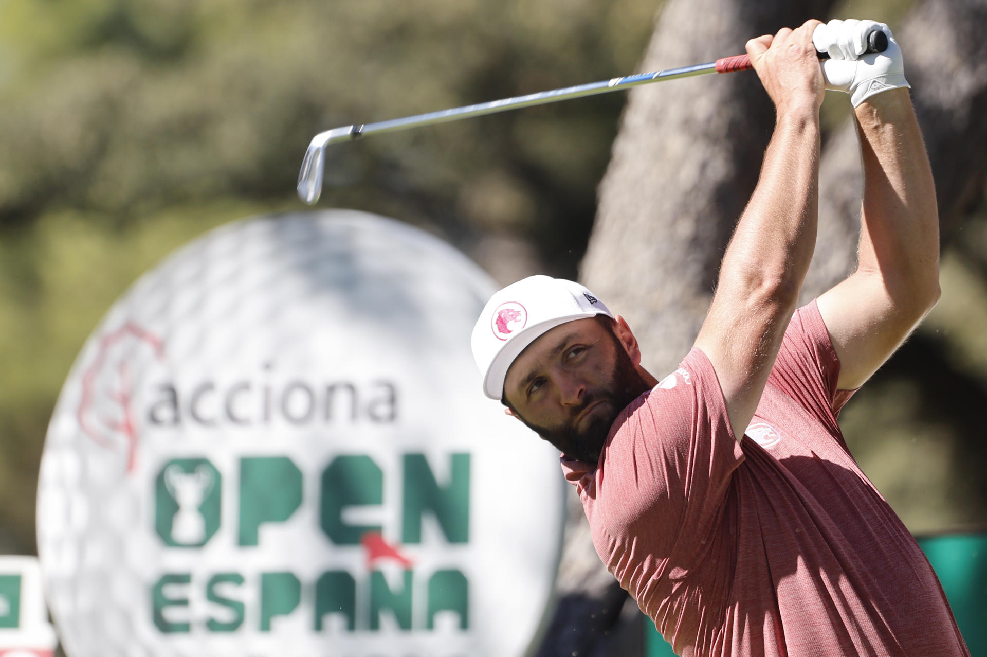 El golfista Jon Rahm participa en la cuarta jornada del Abierto de España de Golf que se disputa en el Club de Campo Villa de Madrid, este domingo. EFE/Sergio Pérez
