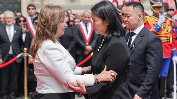 Fotografía cedida por la Presidencia de Perú de la presidenta de Perú, Dina Boluarte (i), saludando a Keiko Fujimori (c) junto a su hermano Kenji este sábado, en un acto en honor al fallecido expresidente de Perú, Alberto Fujimori, en Lima (Perú). EFE/ Presidencia de Perú
