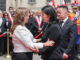 Fotografía cedida por la Presidencia de Perú de la presidenta de Perú, Dina Boluarte (i), saludando a Keiko Fujimori (c) junto a su hermano Kenji este sábado, en un acto en honor al fallecido expresidente de Perú, Alberto Fujimori, en Lima (Perú). EFE/ Presidencia de Perú