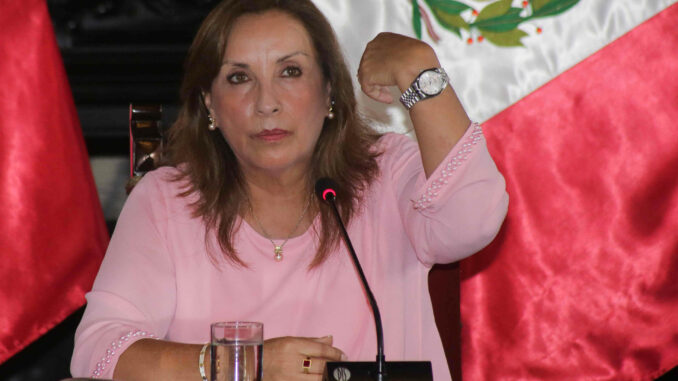 Fotografía de archivo fechada el 5 de abril de 2024 de la presidenta de Perú, Dina Boluarte, mostrando un reloj en una rueda de prensa en Lima (Perú). EFE/ STR
