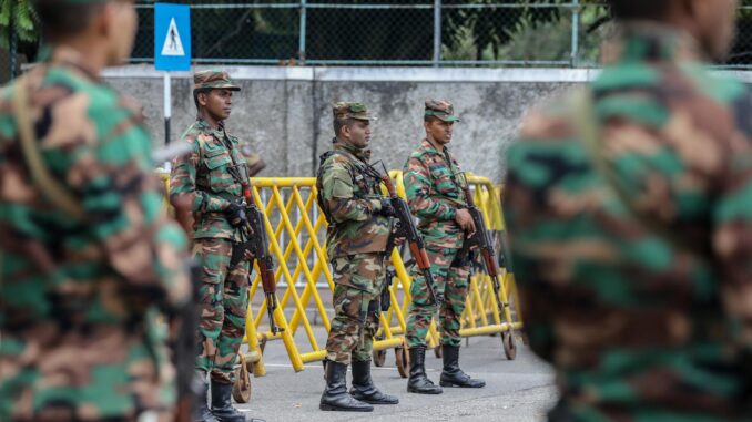 Militares de Sri Lanka hacen guardia ante el centro de recuento de votos el día después de las elecciones presidenciales, en Colombo, Sri Lanka, el 22 de septiembre de 2024. EFE/EPA/CHAMILA KARUNARATHNE
